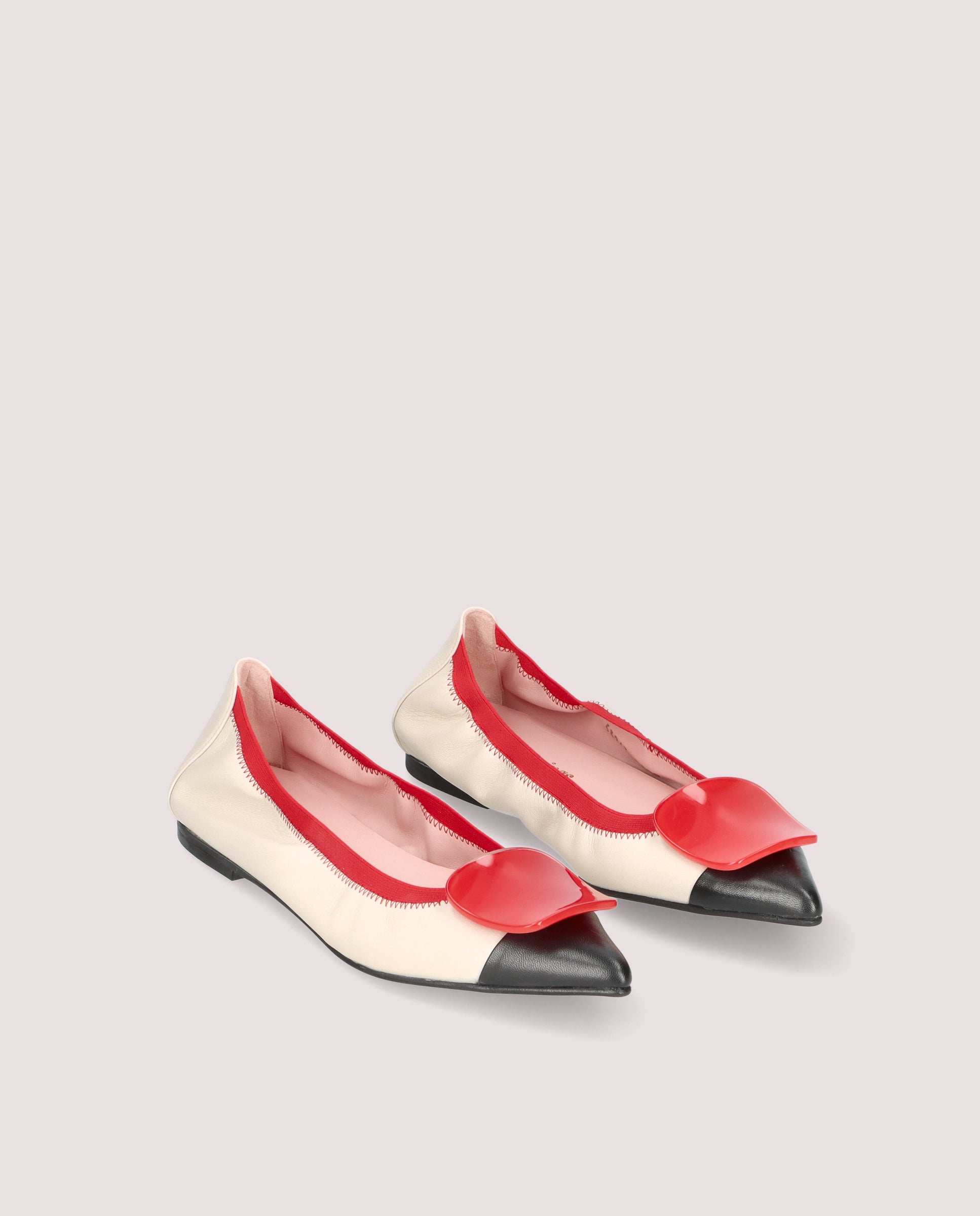 راقصات باليه ذوات بشرة بيضاء في باريس